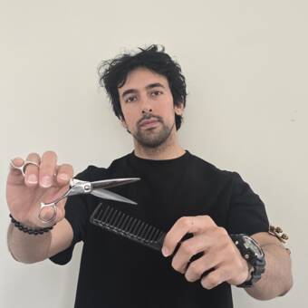 Ömer met schaar en kam